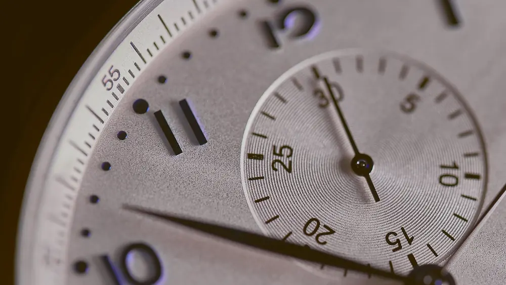 Gros plan sur le cadran d'un chronographe