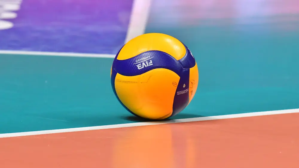 Joueurs de volley au filet