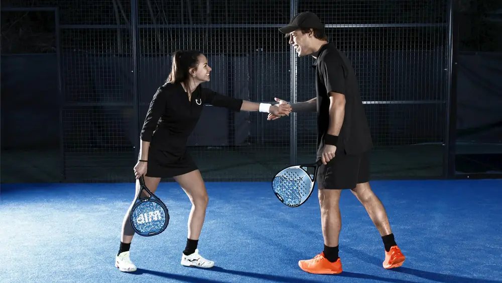 Joueurs sur une piste de padel