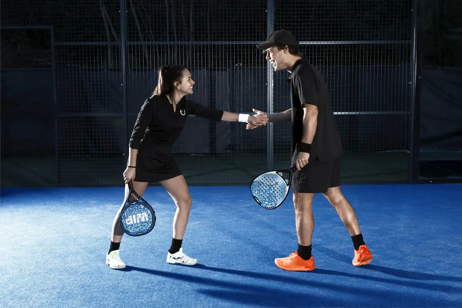 Joueurs sur une piste de padel intérieure