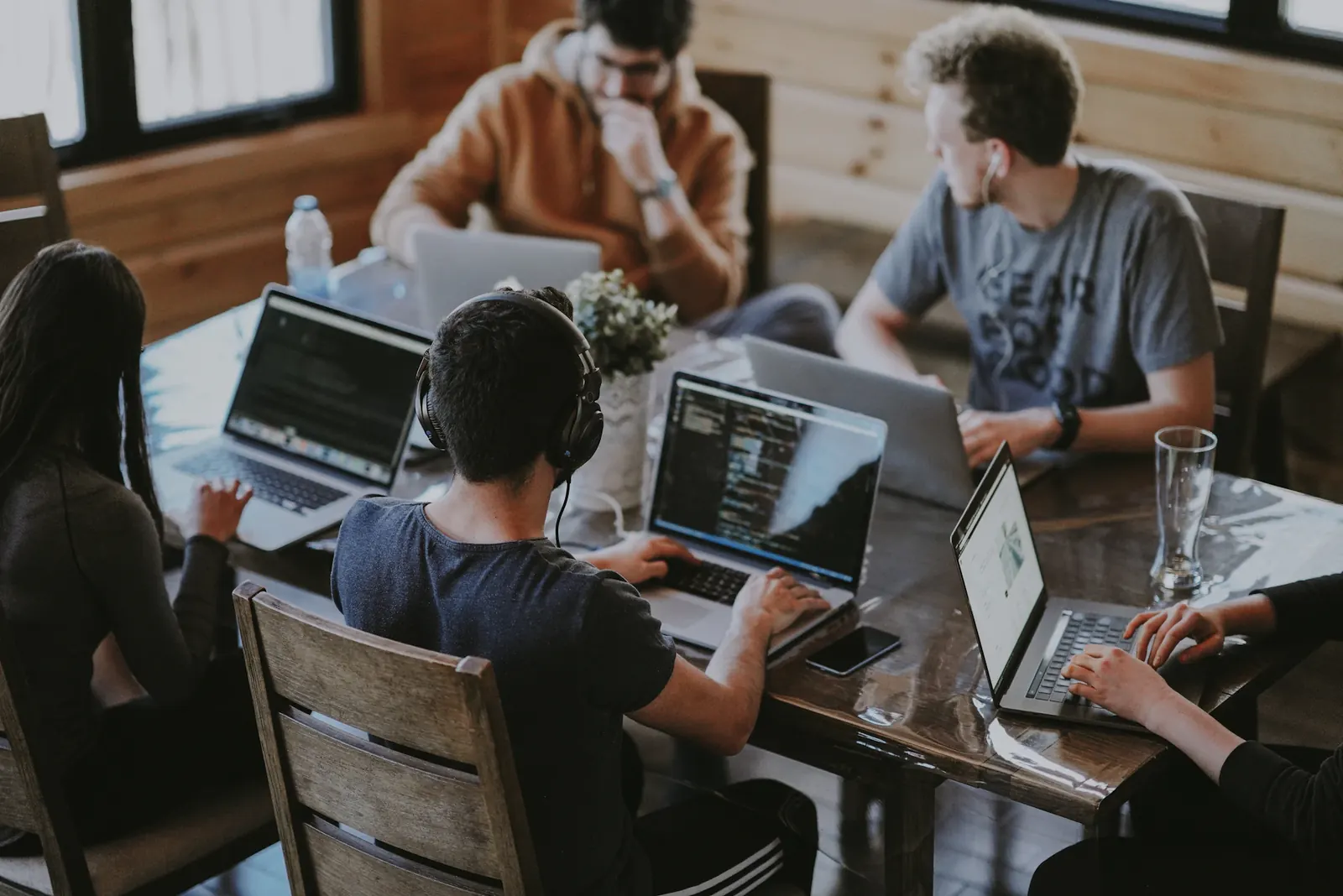 Équipe travaillant sur des ordinateurs portables autour d'une table